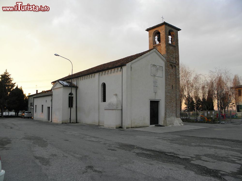 Immagine Tramonto presso la chiesa dei Santi Gregorio e Tommaso a Lughetto, Campagna Lupia