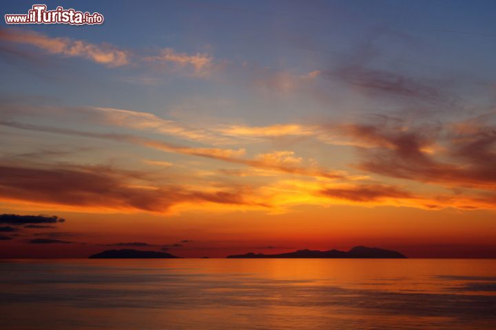 Immagine Tramonto sulle isole Eolie, Sicilia - I colori del tramonto creano uno spettacolo naturale incredibile riflettendosi sulle acque del Tirreno © avilon / Shutterstock.com