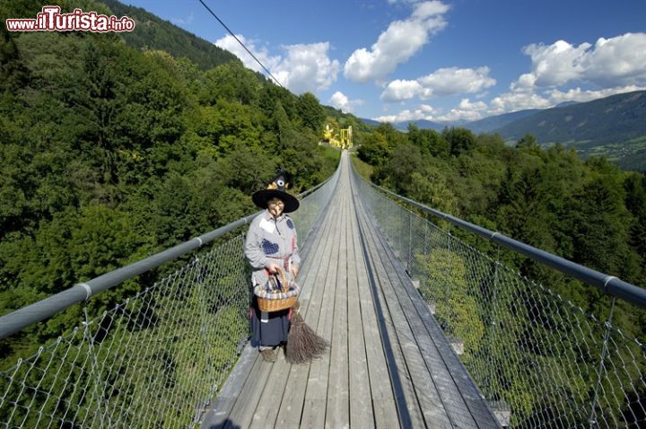 Immagine Un ponte pedonale spettacolare sul sentiero delle favole nella gola di Drachenschlucht a Trebesing, in Carinzia
