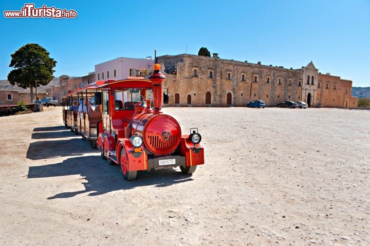Immagine Treno turistico in sosta davanti al Monastero Arkadi a Rethymno, Grecia - © eFesenko / Shutterstock.com
