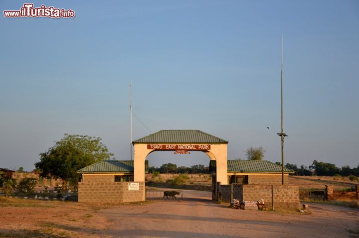 Immagine Uno degli ingressi dello Tsavo East National Park. Questo è il più orientale ed è conosciuto con il nome di Sala Gate.