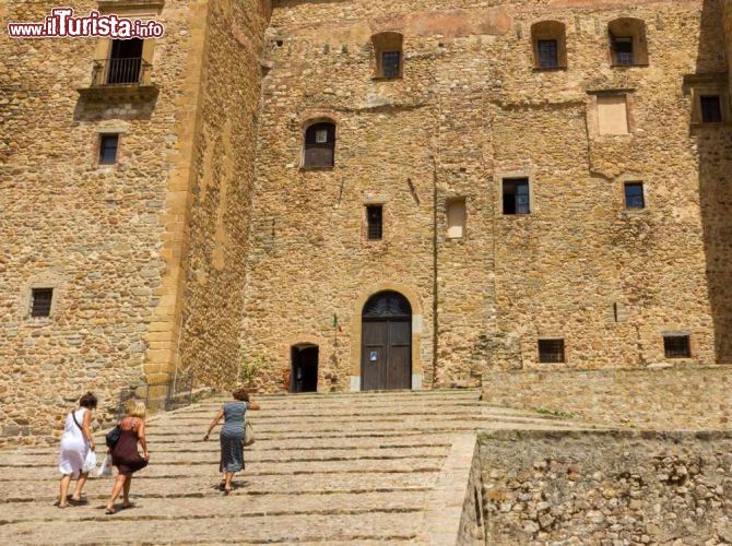 Immagine Turisti in visita al Castello di Ventimiglia a Castelbuono in Sicilia - © goghy73 / Shutterstock.com