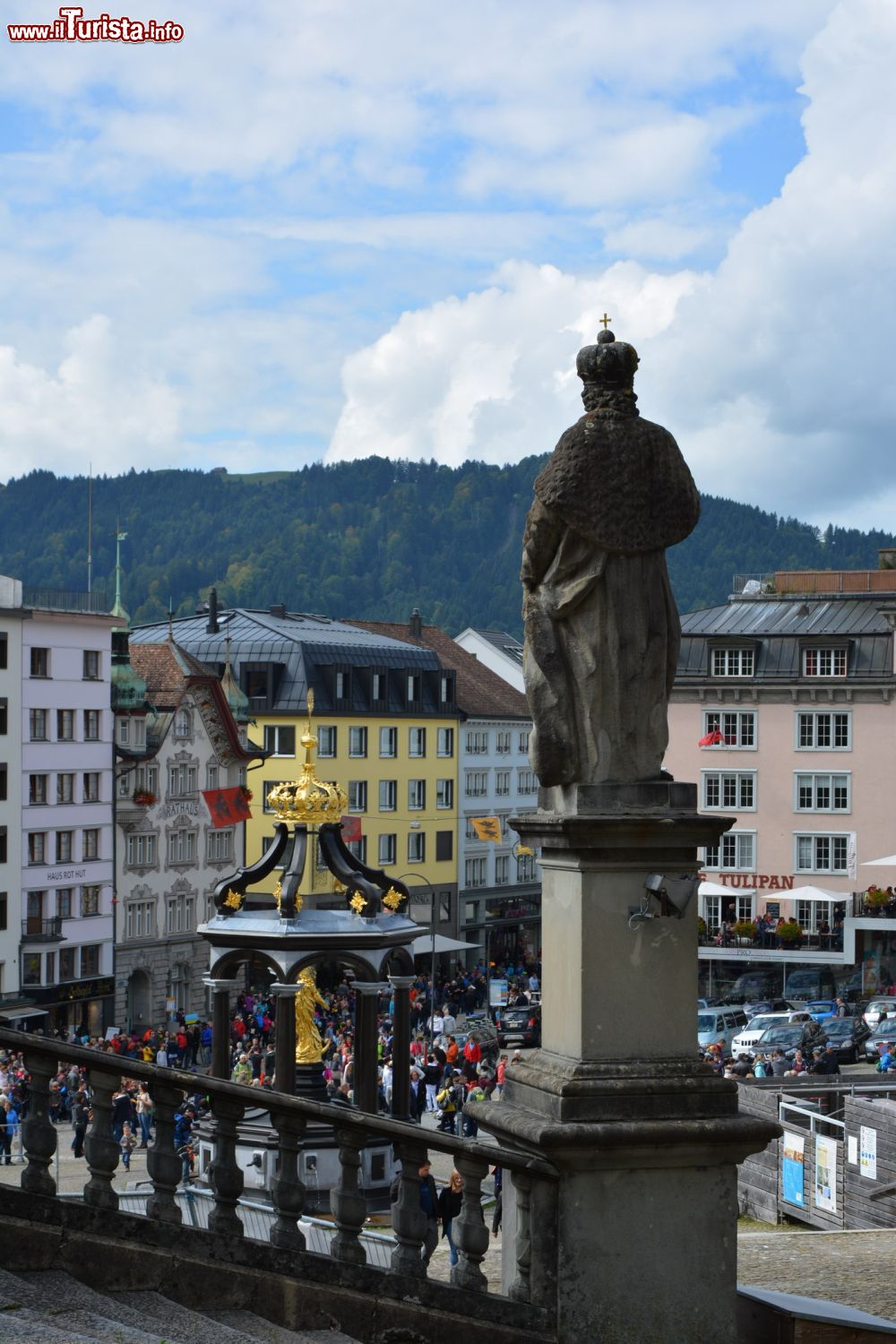 Immagine Turisti nel centro storico di Einsiedeln, Canton Svitto (Svizzera).