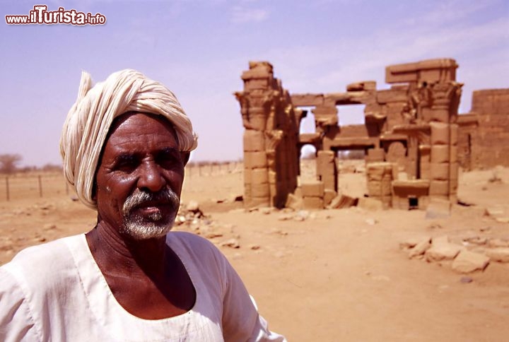 Immagine Un uomo presso il chiosco di Naga in Sudan -  Foto di Giulio Badini