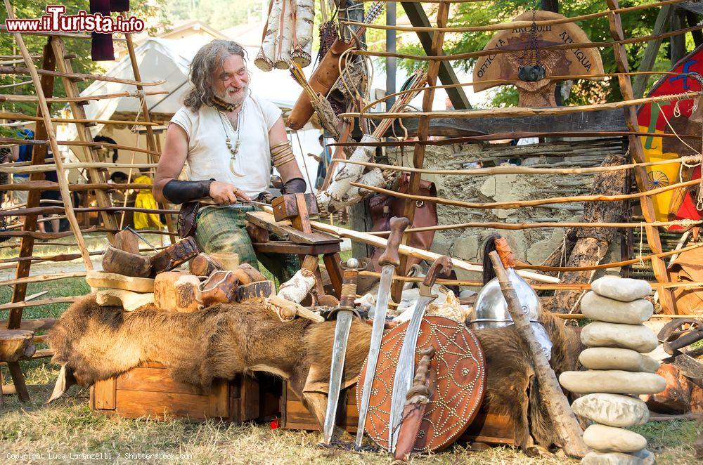 Immagine Un artigiano durante il Festival della Cultura Celtica a Monterenzio di Bologna - © Luca Lorenzelli / Shutterstock.com