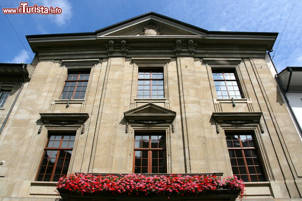Immagine Un bel balcone fiorito nella città di Winterthur, Svizzera.
