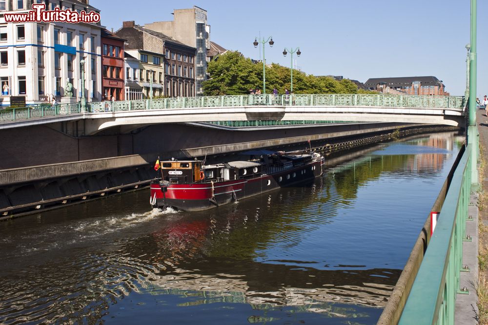 Immagine Un canale in centro a Charleroi, una delle città della parte francofona del Belgio.