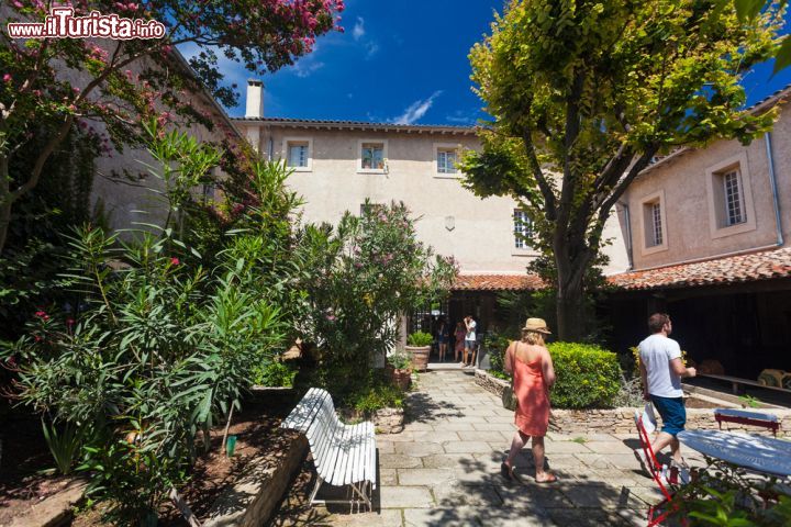 Immagine Un cortile del centro storico presso la cittadina provenzale di L'Isle-sur-la-Sorgue, nel dipartimento di Vaucluse - foto © Ivica Drusany / Shutterstock.com