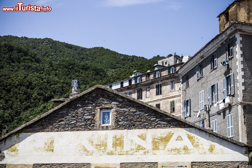 Immagine Un particolare delle case del centro storico di Cervione (Corsica)