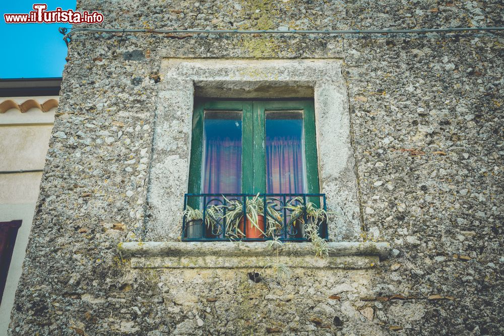 Immagine Un particolare di una casa in sasso del borgo di Gerace, Calabria