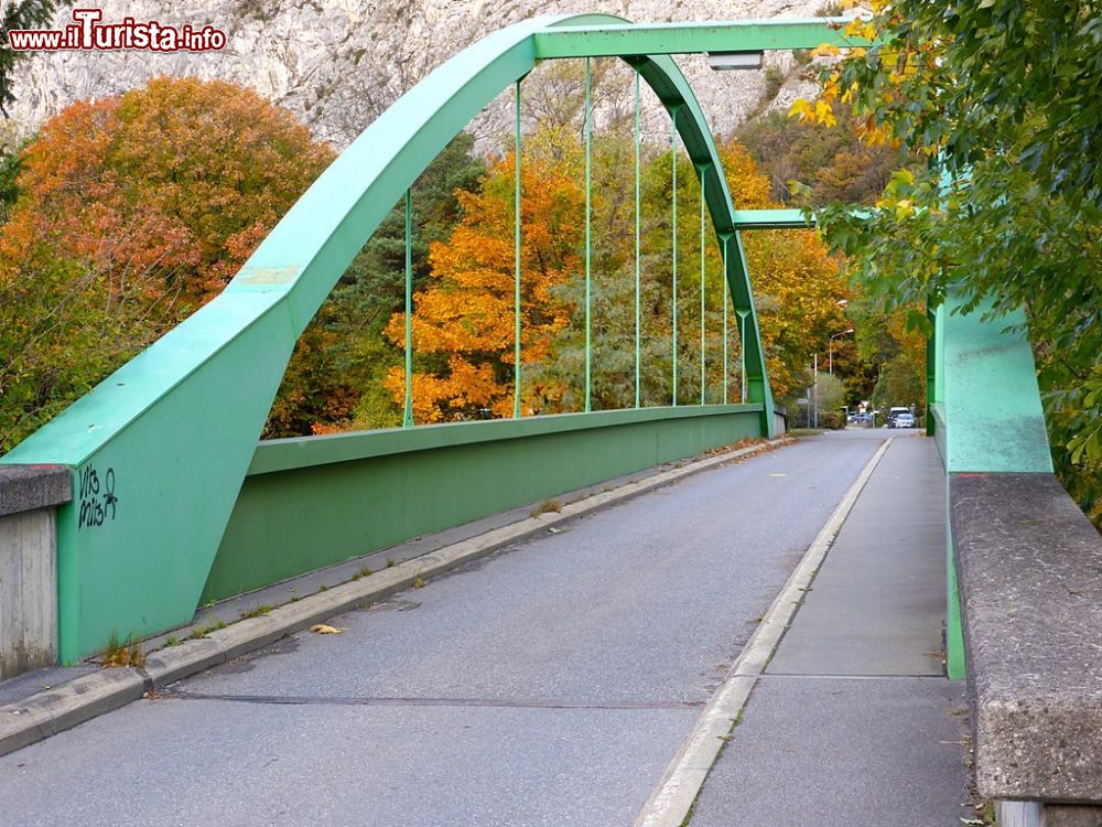 Immagine Un ponte a Lavey les bains in Svizzera - © Albins, CC BY-SA 4.0, Wikipedia
