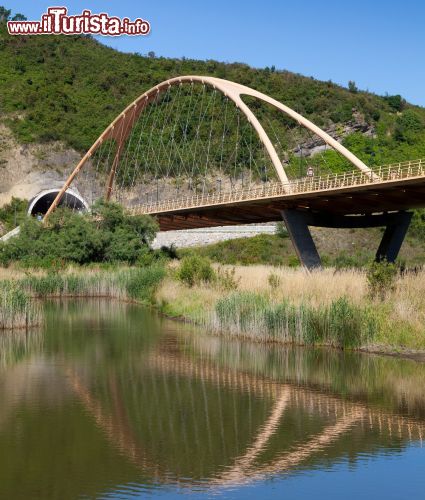 Immagine Un ponte sul fiume Deba nei dintorni della omonima città, provincia di Gipuzkoa in Spagna