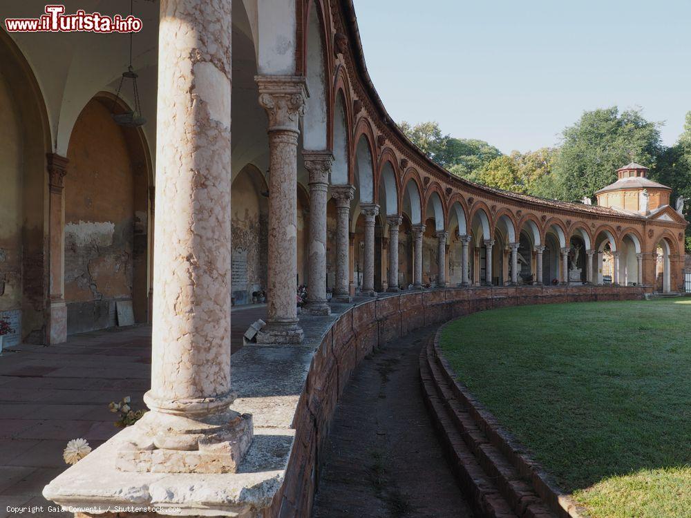 Immagine Un portico alla Certosa, il Cimitero Monumentale di Ferrara - © Gaia Conventi / Shutterstock.com
