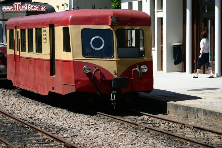 Immagine Un vecchio treno nella stazione di Ile-Rousse in Corsica