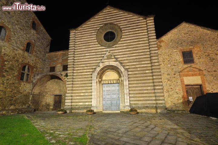 Immagine Una antica chiesa del borgo di Lucignano in Toscana - © MauMar70 / Shutterstock.com