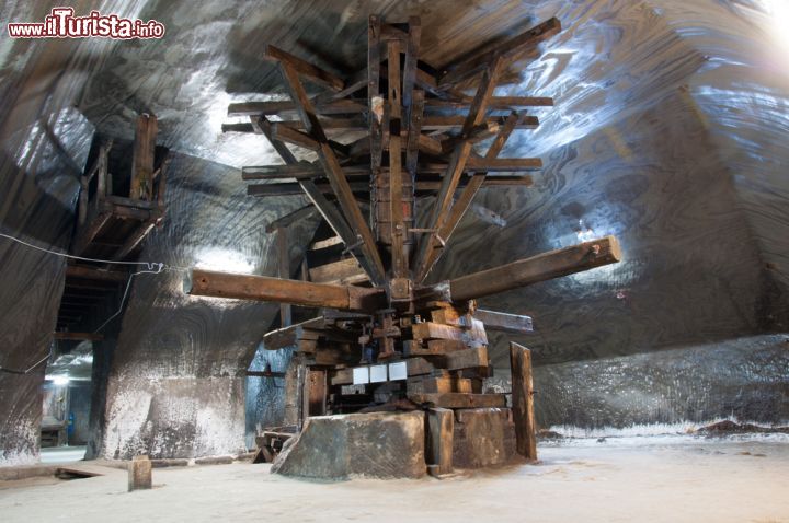 Immagine Una antica macchina in legno, utilizzata per l'estrazione del sale: la si può ammirare all'interno di Salina Turda, nel nord della Romania - © ldphotoro / Shutterstock.com