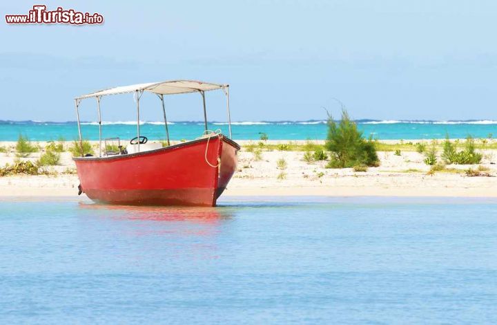 Immagine Barca sull'isola dei Cervi, Mauritius - Mare blu e spiaggia tropicale fanno da perfetto scenario a questa barchetta rossa ormeggiata nei pressi dell'isola dei Cervi nell'oceano Indiano © Kletr / Shutterstock.com
