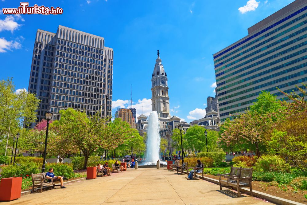 Immagine Una bella veduta di Love Park con la fontana a Philadelphia, Pennsylvania (USA): sullo sfondo il Palazzo Municipale.