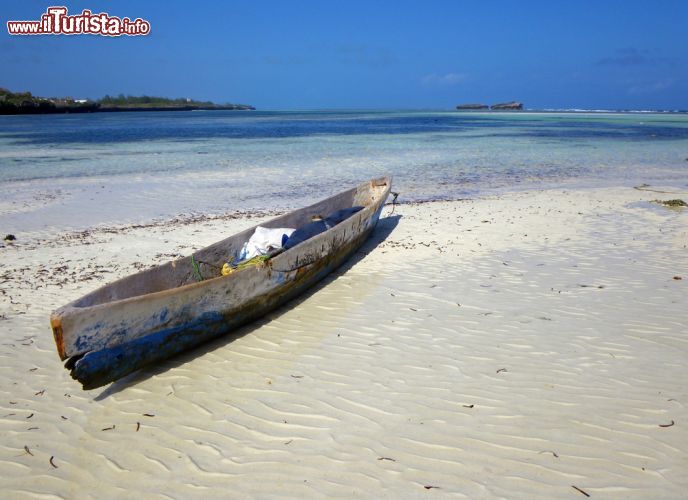 Immagine Una canoa sulla spiaggia di sabbia bianca di Watamu, località di mare non distante da Malindi, Kenya - © Maurizio Biso / Shutterstock.com