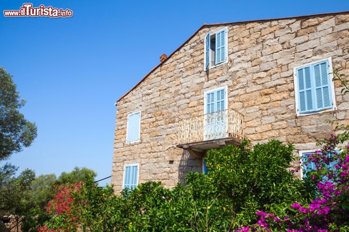 Immagine Una casa tipica corsa, in pietra, nel villaggio di Figari (Corsica)