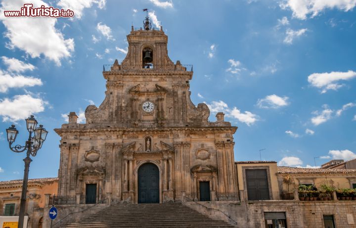 Immagine Una chiesa barocca a Palazzolo Acreide, Sicilia - © milosk50 / Shutterstock.com