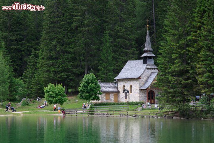 Immagine Una chiesa in mattoni sulle rive del lago di Braies in Alto Adige  - © Zocchi Roberto / Shutterstock.com