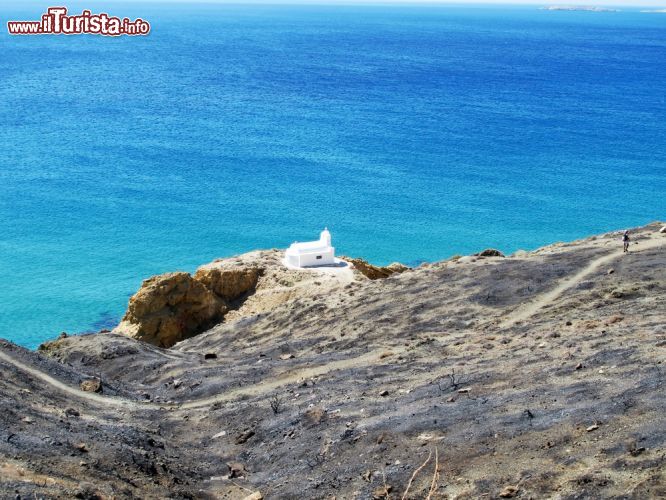 Immagine Una chiesetta situata sullo sperone roccioso della costa di Anafi, Grecia. E' uno dei panorami più suggestivi offerti da questo territorio  - © Kostas Koutsaftikis / Shutterstock.com