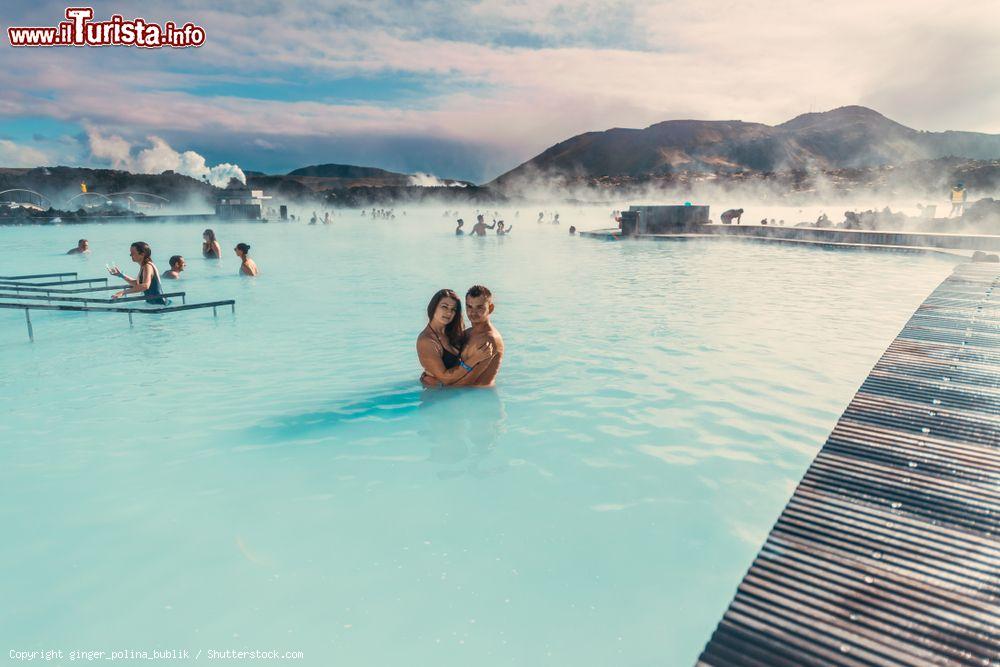 Immagine Una coppia di innamorati nella laguna blu a Reykjavik, Islanda. Con la sua spa termale, è uno dei luoghi più celebri per la luna di miele - © ginger_polina_bublik / Shutterstock.com