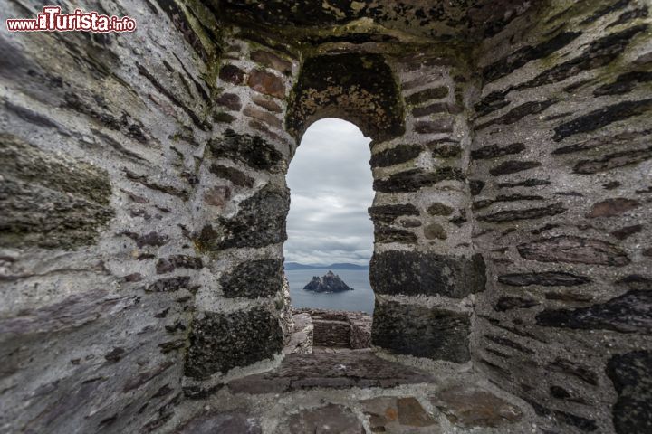 Immagine Una finestra del monastero di San Michele e l'isola di Little Skelling in Irlanda