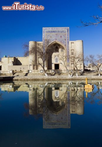 Immagine Una moschea a Bukhara, la città Patrimonio dell'Umanità dell'UNESCO in Uzbekistan, che si trova sulla via della seta - © posztos / Shutterstock.com