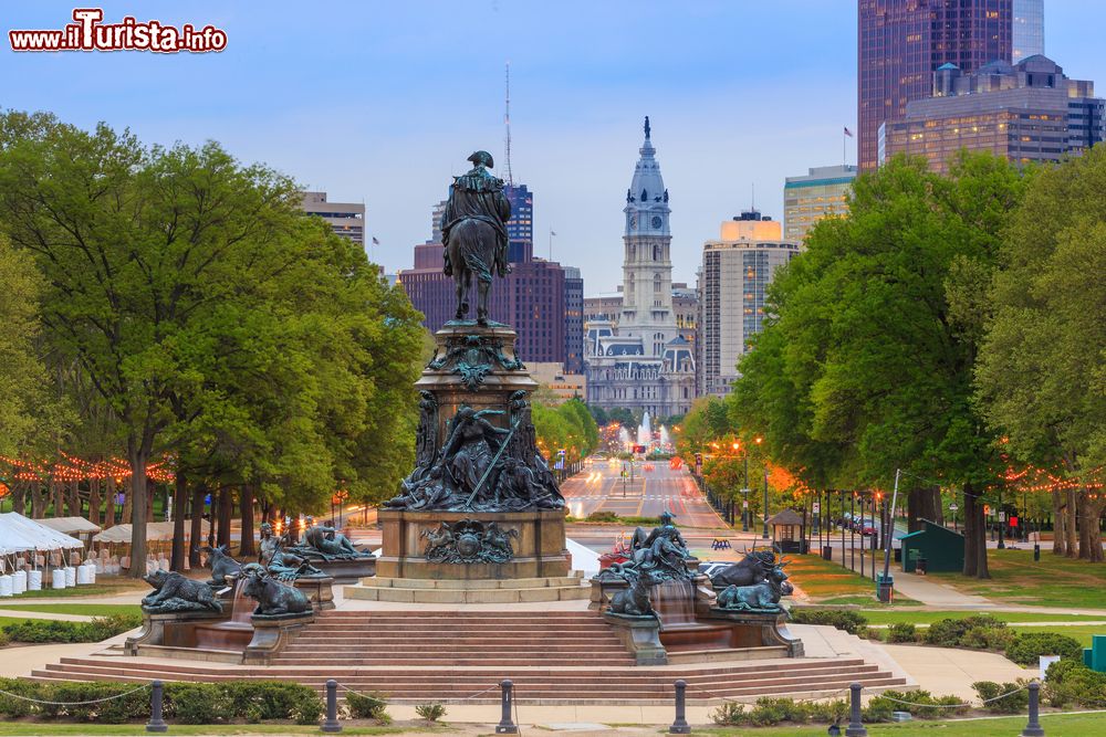 Immagine Una pittoresca skyline di Philadelphia nel tardo pomeriggio, Pennsylvania (USA).