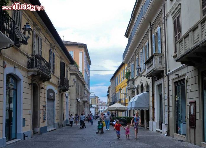 Immagine Una strada del centro di Senigallia, Marche - © giovanni boscherino / Shutterstock.com