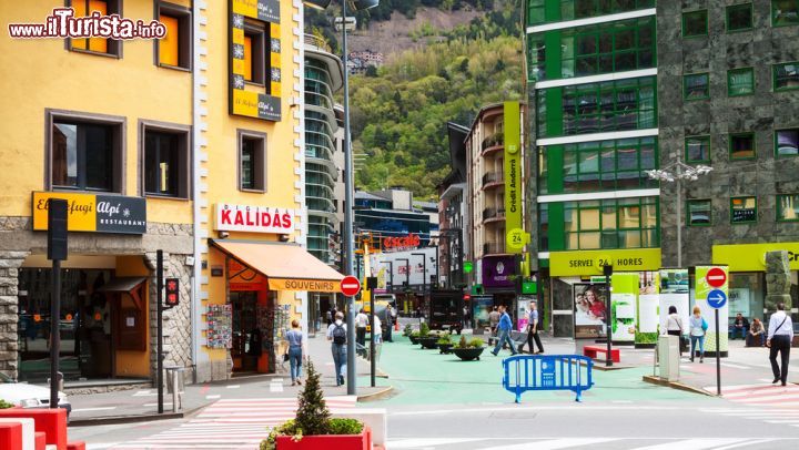 Immagine Una strada nel centro di Andorra la Vella, Andorra. Si chiama Barri Antic il cuore della capitale del Principato di Andorra: a dividerlo in due è la moderna strada principale - © Iakov Filimonov / Shutterstock.com