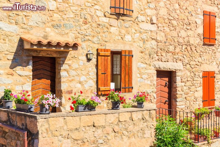 Immagine Una tipica casa in pietra del borgo di Piana, Corsica occidentale - © Pawel Kazmierczak / Shutterstock.com