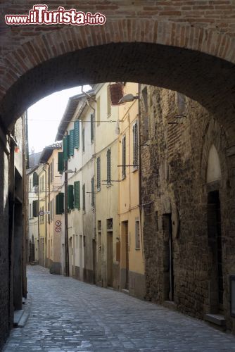 Immagine Una tipica strada della città medievale a Città di Castello, Umbria, Perugia. Legata alla Toscana e alla Marche, questa località si cela dietro le colline dell'Appennino.