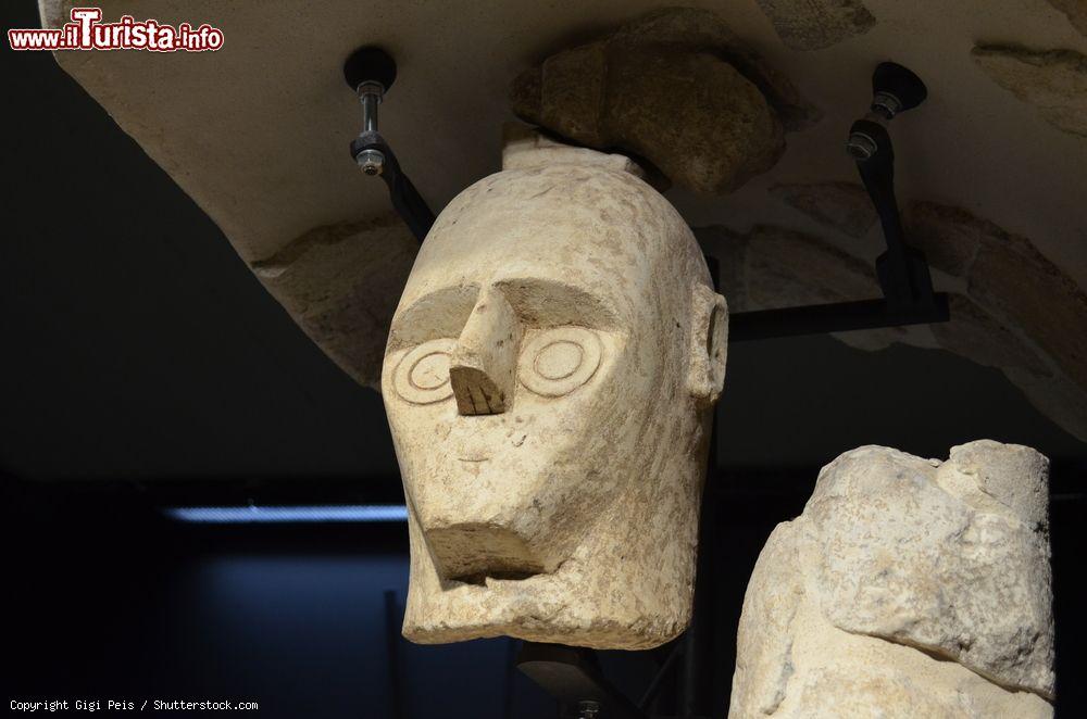 Immagine Una delle statue dei Giganti di Mont'e Prama dentro il Museo Archeologico di Cagliari in Sardegna. Furono trovati nel Sinis - © Gigi Peis / Shutterstock.com