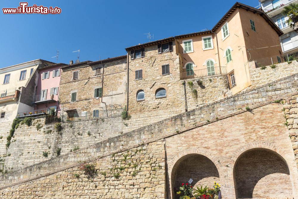 Immagine Uno scorcio delle case storiche di Camerino, il borgo della provincia di Macerata (Marche)