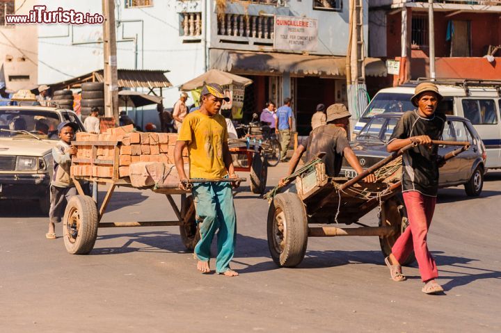Immagine Uomini trainano i loro carretti nelle strade della capitale Antananarivo (Madagascar) - foto © Anton_Ivanov / Shutterstock.com