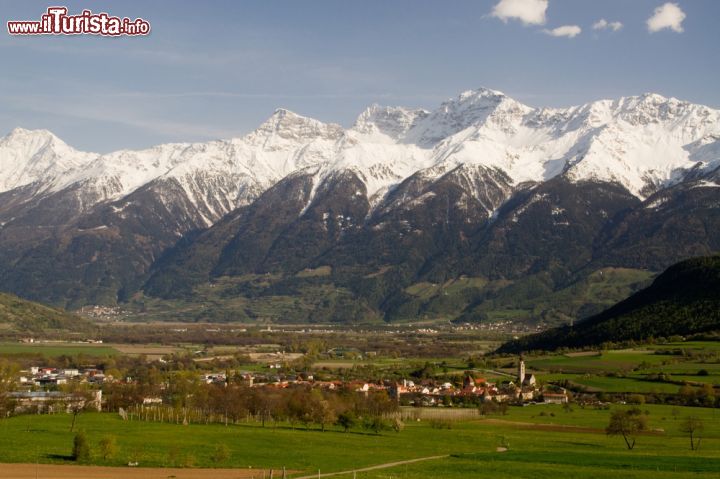 Immagine Veduta panoramica del borgo di Glorenza in Val Venosta, Trentino Alto Adige. Sormontata dal Gruppo dell'Ortles a sud ovest e dalle Alpi Venoste a nord est, la Val Venosta - in tedesco Vinschgau e in ladino Val Venuesta - è una delle zone turistiche più rinomate del Trentino. Nel 1962 venne fondata la Comunità Comprensoriale Val Venosta che oggi raccoglie 13 comuni su un territorio complessivo di poco meno di 1500 chilometri quadrati con circa 34 mila abitanti. Fra le località più famose c'è proprio Glorenza attraversata dal fiume Adige - © Bildagentur Zoonar GmbH / Shutterstock.com
