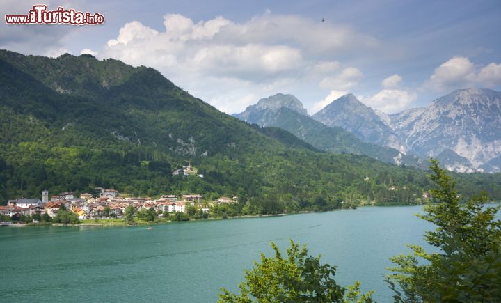 Immagine Valcellina, il Lago di Barcis,  che rimane a sinistra, e sulla destra le montagne che sovrastano il borgo di Andreis in Friuli - © Mario Savoia / Shutterstock.com