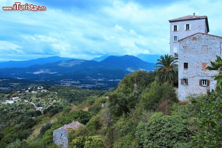 Immagine Foto panoramica della valle del Rizzanese vista dal paese di Sartène, nel sud della Corsica (Francia) - foto © Shutterstock.com