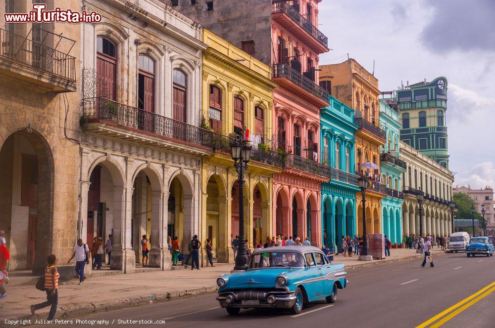 Immagine Una vecchia auto americana lungo la strada costellata di edifici coloniali, alcuni dei quali restaurati di recente, nel quartiere de La Habana Vieja (L'Avana, Cuba) - © Julian Peters Photography / Shutterstock.com