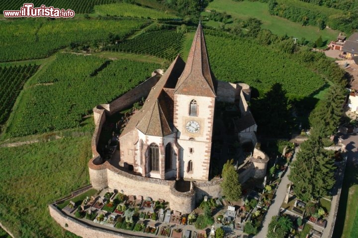 Immagine Veduta aerea della chiesa fortificata di Hunawihr - © tbobsinclair - Fotolia.com