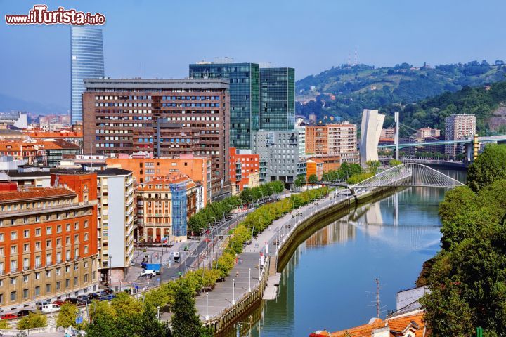 Immagine Una veduta aerea della città basca di Bilbao (Spagna) dove si possono ben distinguere il fiume Nervión, il ponte Zubizuri e il lungofiume - foto © M.V. Photography / Shutterstock