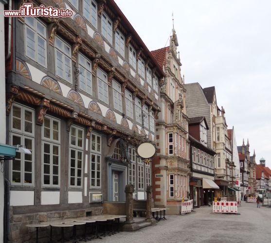 Immagine Veduta cittadina di Hameln, Germania. Alcuni degli edifici storici che si affacciano sui vicoli del centro storico di Hameln: l'isola pedonale è ricca di botteghe e caffè - © PRILL / Shutterstock.com