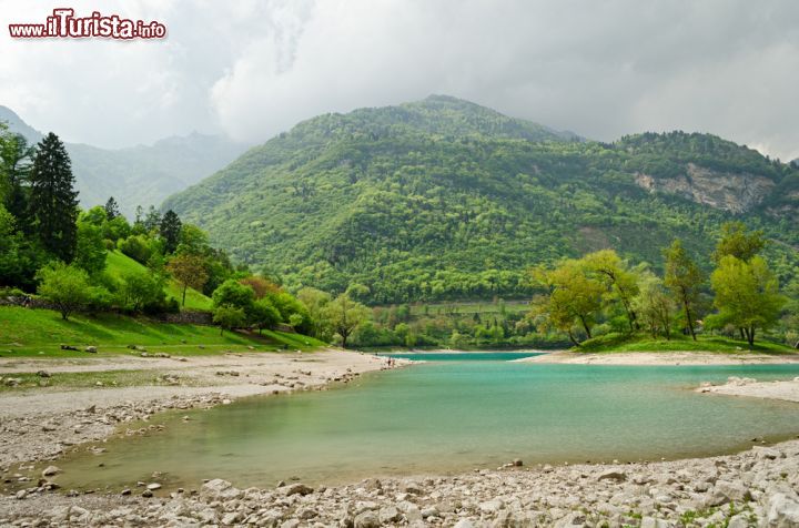 Immagine Veduta del lago di Tenno in estate, Trentino Alto Adige. Questo bacino si è formato in seguito alla frana del dosso di Villa del Monte - © Marco Saracco / Shutterstock.com