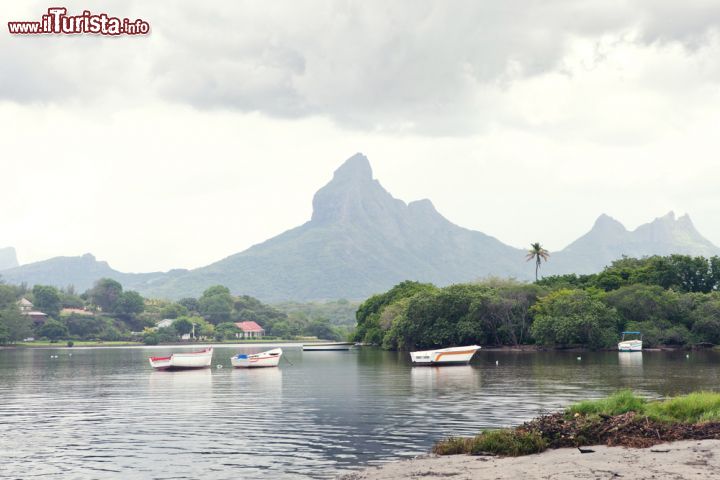 Immagine Veduta di Tamarin Bay, isola di Mauritius - Il paesaggio di questa località mauriziana è dominato dall'omonimo monte da cui prende il nome anche la baia: si tratta di una piramide rocciosa ricoperta da vegetazione da dove si domina l'isola e da dove si può ammirare un panorama davvero incantevole © Evgenia Bolyukh / Shutterstock.com