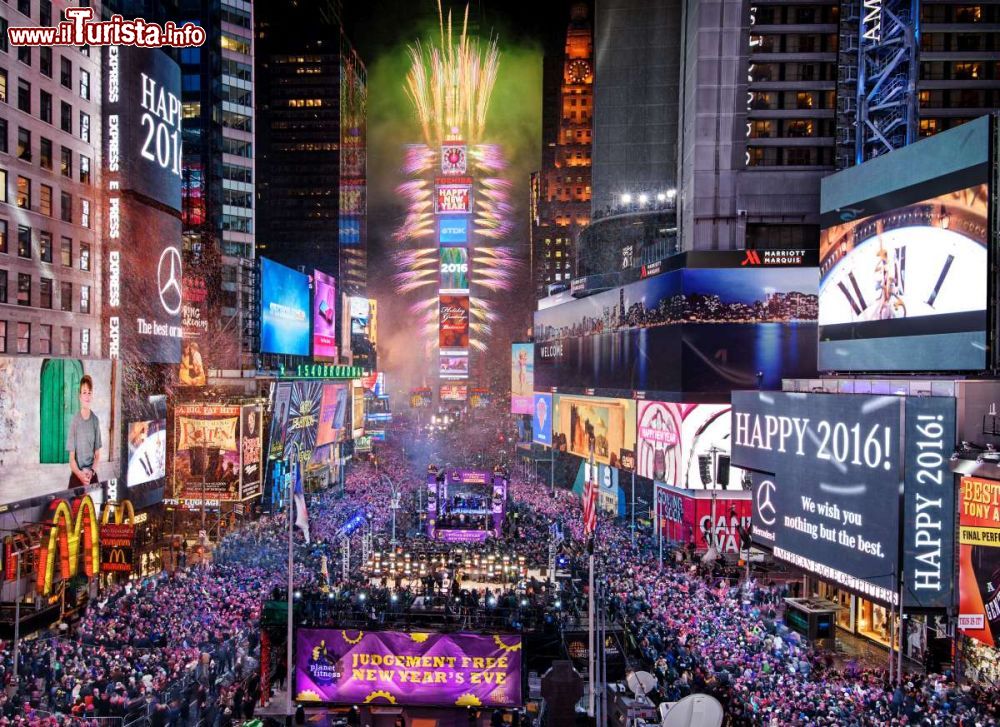 Immagine Veduta d'insieme di Times Square (New York City) per la festa di Capodanno, trasmessa dalle TV di tutto il mondo.