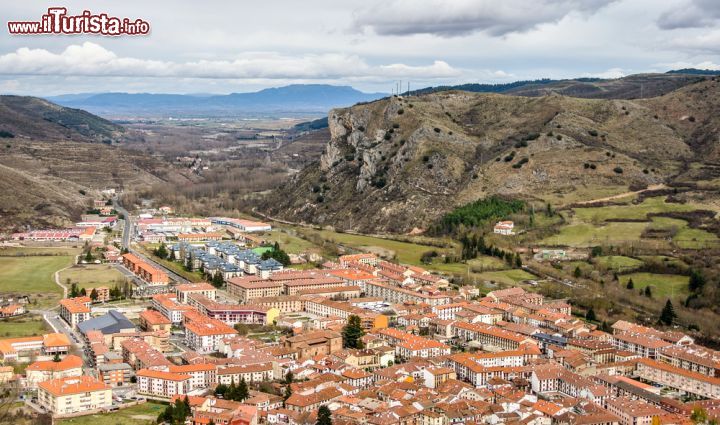 Immagine Veduta panoramica del villaggio di Ezcaray, Spagna - Un'incantevole vista dall'alto della vallata e del borgo montano di Ezcaray, incastonato nella Sierra de la Demanda © Ander Dylan / Shutterstock.com