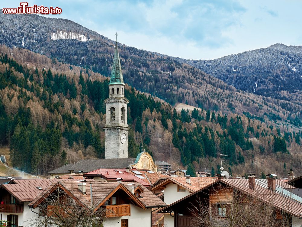 Immagine Veduta panoramica di Pinzolo con il campanile, Val Rendena, Trentino Alto Adige.